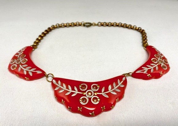 BN120 red Chinoiserie bakelite necklace